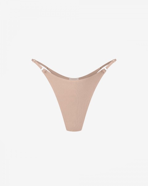 gina-nude-bikini-string-hinten