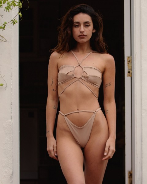 enza-nude-bandeau-top-bikiny-promees